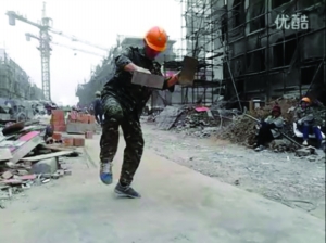 农民工李明工地跳鬼步舞（视频截图），观看该视频，请扫二维码