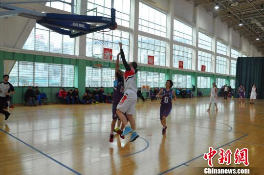 图为第八届中国大学生女子篮球超级联赛比赛现场队员带球过人 马玉龙 摄