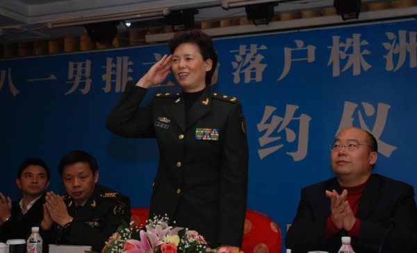 2006年晋升少将军衔,成为中国体育界第一位女少将.