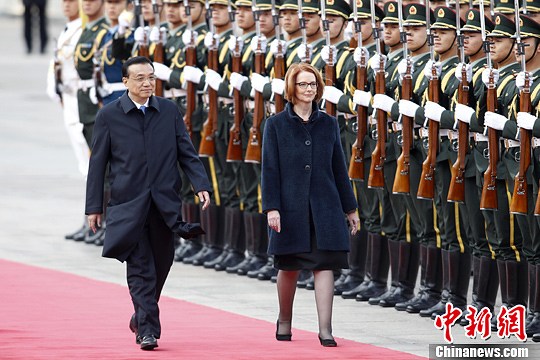 4月9日，中国国务院总理李克强在北京人民大会堂东门外广场举行欢迎仪式，欢迎澳大利亚总理吉拉德。中新社发 盛佳鹏 摄