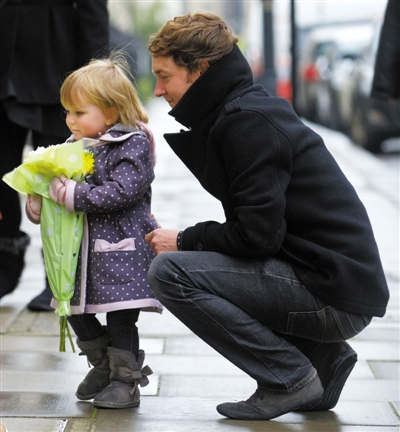 9日，伦敦，两岁女童在撒切尔故居外向这位已故首相献花。