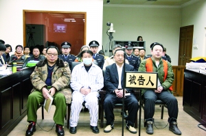 李泽源（左一）等被告人在法庭上受审。