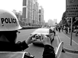 上海大规模整治违章停车 电子警察拍照 人在车