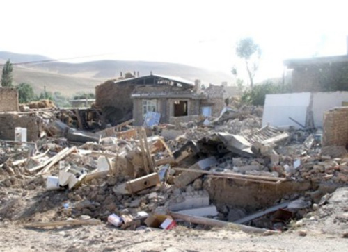 布什尔省被地震摧毁的房屋