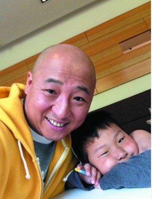 周晓鸥在微博中贴出与儿子的家居照