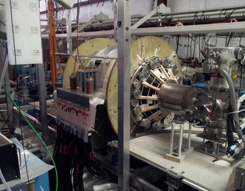 华盛顿大学的等离子体动力学实验室拥有一个真空室，该真空室被两个大的、高强度铝磁铁包围。这些磁铁通过电缆连接的能量存储电容器提供能量。真空室被用来测试一项由聚变驱动的火箭技术。