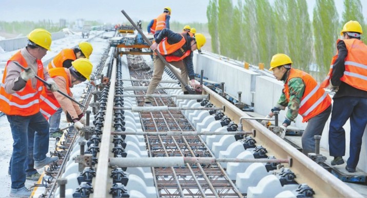 目前,兰新铁路第二双线新疆段无砟轨道铺设工程已全面展开.