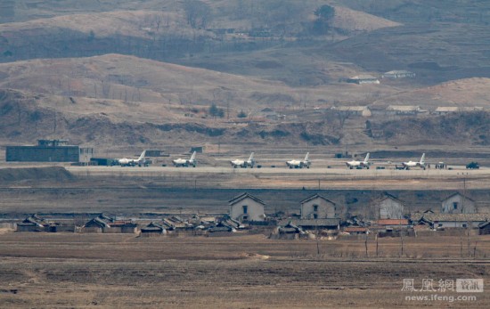 中朝边境上朝鲜新义州军用机场停靠轰炸机(组