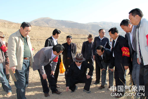 日前,黄南藏族自治州州委书记巨克中带领尖扎县领导以及气象,水务,农
