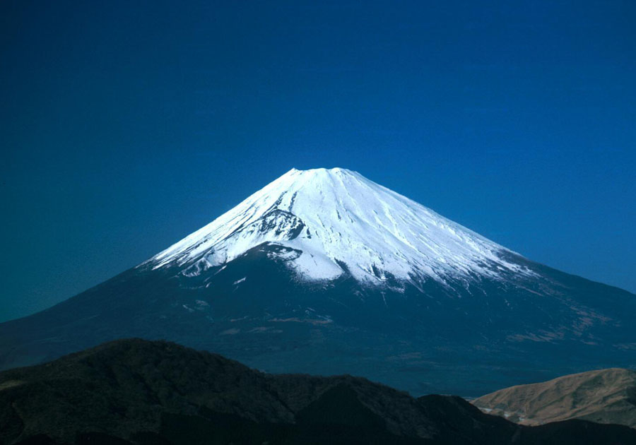 日本富士山不断发生异变