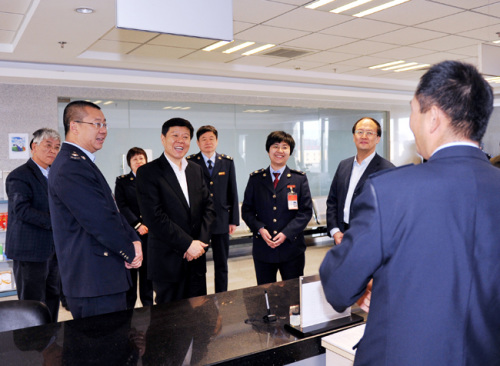 局长王军(前排左四)到北京市西城区国税局办税