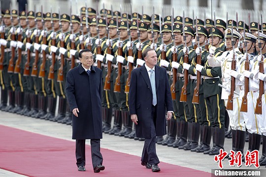 4月10日，中国国务院总理李克强在北京人民大会堂东门外广场举行欢迎仪式，欢迎新西兰总理约翰・基。中新社发 盛佳鹏 摄