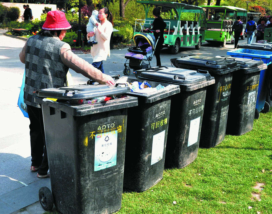 2013年，全市将在1700个场所推进生活垃圾分类。费沪生/摄影