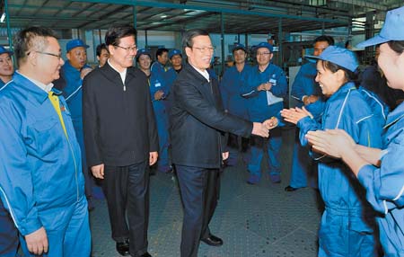 4月7日,张高丽(左三)在新疆众和股份有限公司