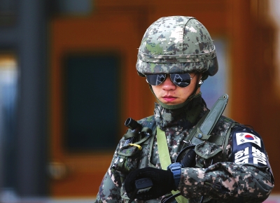 4月10日,在韩国京畿道坡州的都罗山韩朝出入境事务所,一名士兵在站岗