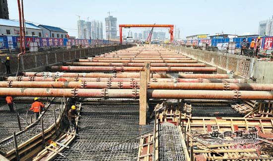 中国铁建二十一局建设者奋战兰州城市轨道交通工程一线(图)