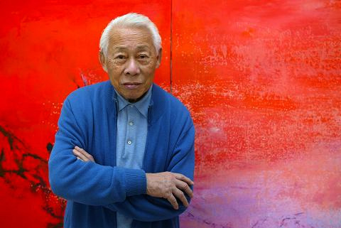 赵无极被视为“西方现代抒情抽象派的代表”。这是他2003年11月在他位于巴黎的画室留影。（法国欧洲时报网援引法新社）