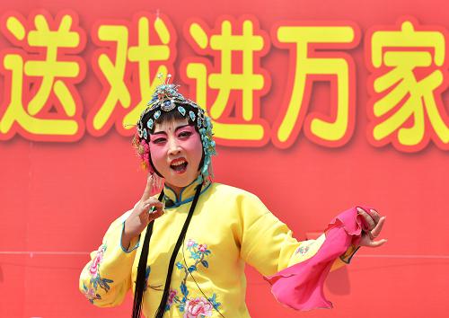 4月11日,一名农民演员在表演即墨地方戏柳腔《赵美荣观灯》.
