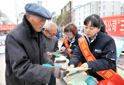 为前来参加"三下乡"活动的群众发放宣传单,讲解安全用电知识,受到社区