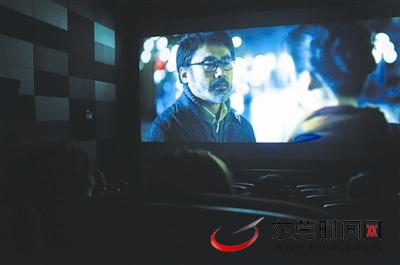雨天到电影院看电影也是不错的选择 东莞时报记者 赵浛锐 摄