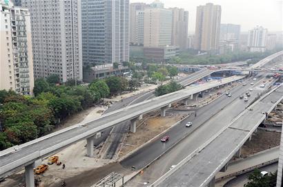 将来的道路又是什么面貌?市民高架桥上行车需要注意哪些问题?