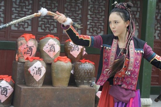 吕佳容,袁珊珊等主演的《笑傲江湖》二轮热播,吕佳容版的蓝凤凰虽然与
