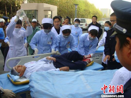 苏州一学校校车沪宁高速侧翻，受伤孩子送到常州第四人民医院新北院区救治。 谈祥娟 摄