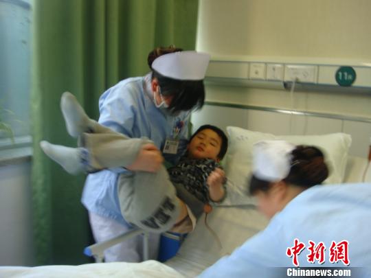 苏州一学校校车沪宁高速侧翻，受伤孩子送到常州第四人民医院新北院区救治。 谈祥娟 摄