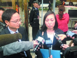 唐慧庭审后接受记者采访。 本报记者 李钢 摄