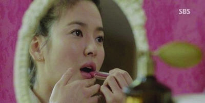 韓國熱播劇《那年冬天，風在吹》被指“植入廣告過度”，女主角宋慧喬代言的某護膚品牌頻頻在劇中亮相。