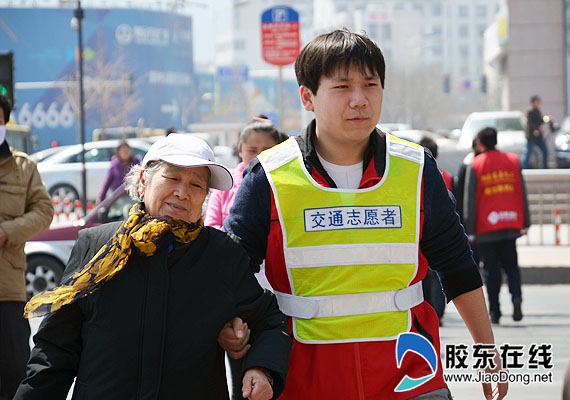 交警志愿者倡导礼让交通 违章司机:怪不好意思