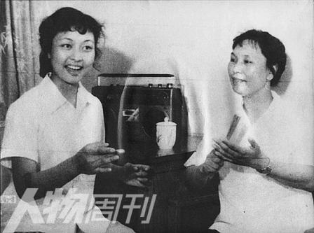 1980年，王音璇教授给彭丽媛上声乐课