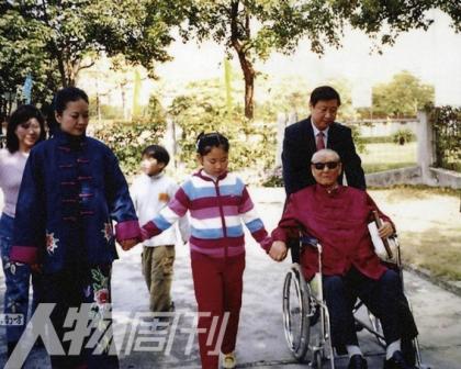 习近平与父亲习仲勋、妻子彭丽媛、女儿的家庭照