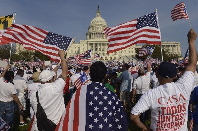 数万名示威者10日聚集在华盛顿国会大厦前挥舞美国国旗.
