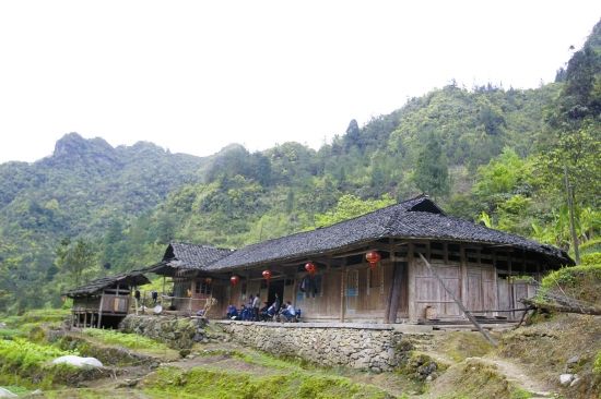 　4月11日，红芋洞组的一处房屋。由于交通不便，运水泥很困难，张家湾村大多是木头建的房子。