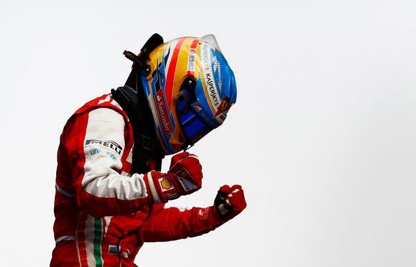 图文:f1中国站阿隆索夺冠 阿隆索兴奋不已