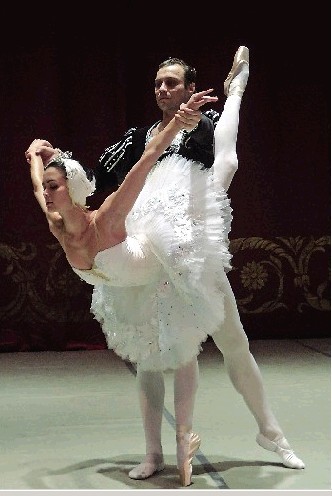 图为:古典芭蕾双人舞是整个舞剧重心,当他们站在舞台中央让人陶醉.