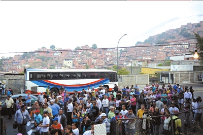 4月14日，在委内瑞拉首都加拉加斯的一处投票站，人们排队准备参加投票。新华社发