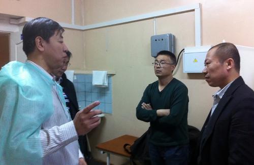 4月14日，在俄罗斯济马市，中国驻伊尔库茨克总领事郭志军（左）与工厂负责人商谈抢救受伤的中国工人事宜。新华社发（陈旭鹏摄）