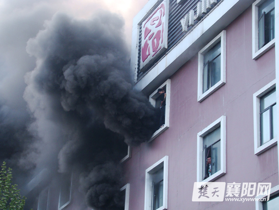 图集:湖北襄阳酒店火灾已致14人死亡47人受伤