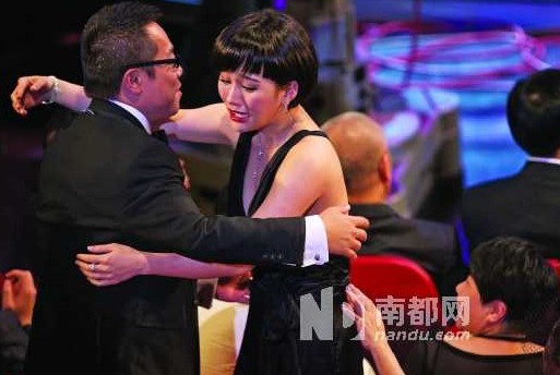 陈静登台领奖之前与导演彭浩翔拥抱。
