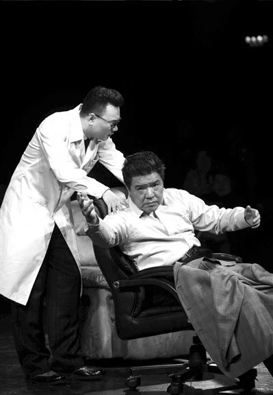 李龙吟（右）出演《解药》向父亲致敬。京华时报记者王俭摄