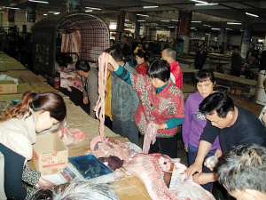 广西扶绥肉贩集体罢市 政府人员摆摊卖猪肉应