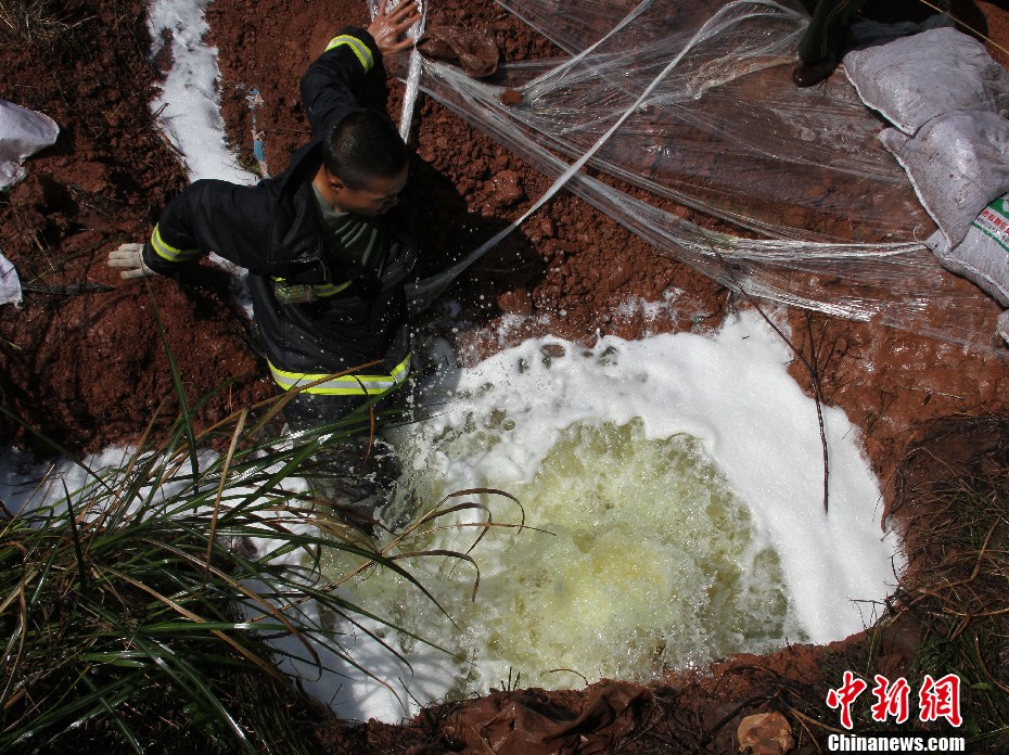 目前,泄漏点已成功堵住,管道修复,泄漏柴油回收等工作还在紧张进行