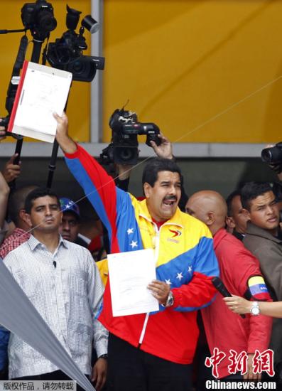 当地时间3月11日，委内瑞拉加拉加斯，委内瑞拉总统大选序幕拉开，作为查韦斯生前“钦点”的接班人，查韦斯的支持者聚集在一起，表示对马杜罗的支持。  
