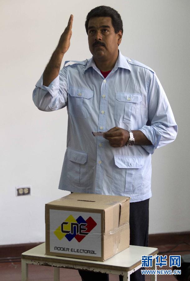 4月14日，委内瑞拉代总统尼古拉斯・马杜罗在首都加拉加斯投票。