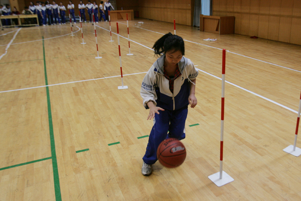 2013年长沙体育中考将于4月16日—27日进行,一位考生在参加篮球测试.