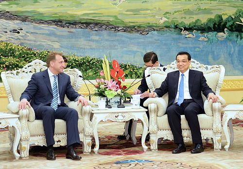 4月15日，国务院总理李克强在北京人民大会堂会见俄罗斯第一副总理舒瓦洛夫。新华社记者 李涛 摄