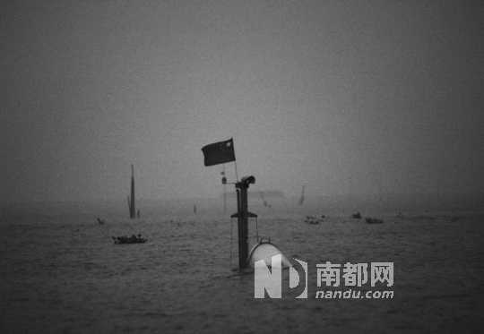 昨日，出事的潜水艇沉入海中，只剩下一角漂浮在海面。 南都记者 陈坤荣 摄