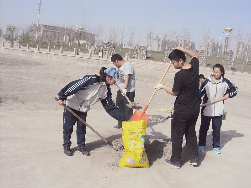 昌吉市一中千余学生义务劳动(图)